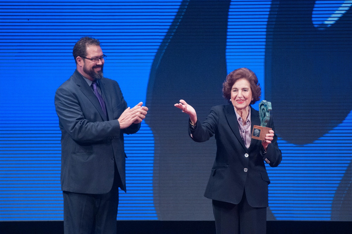 Olga Ramos en el escenario recogiendo su Premio Taburiente 2016 | Foto: Diario de Avisos