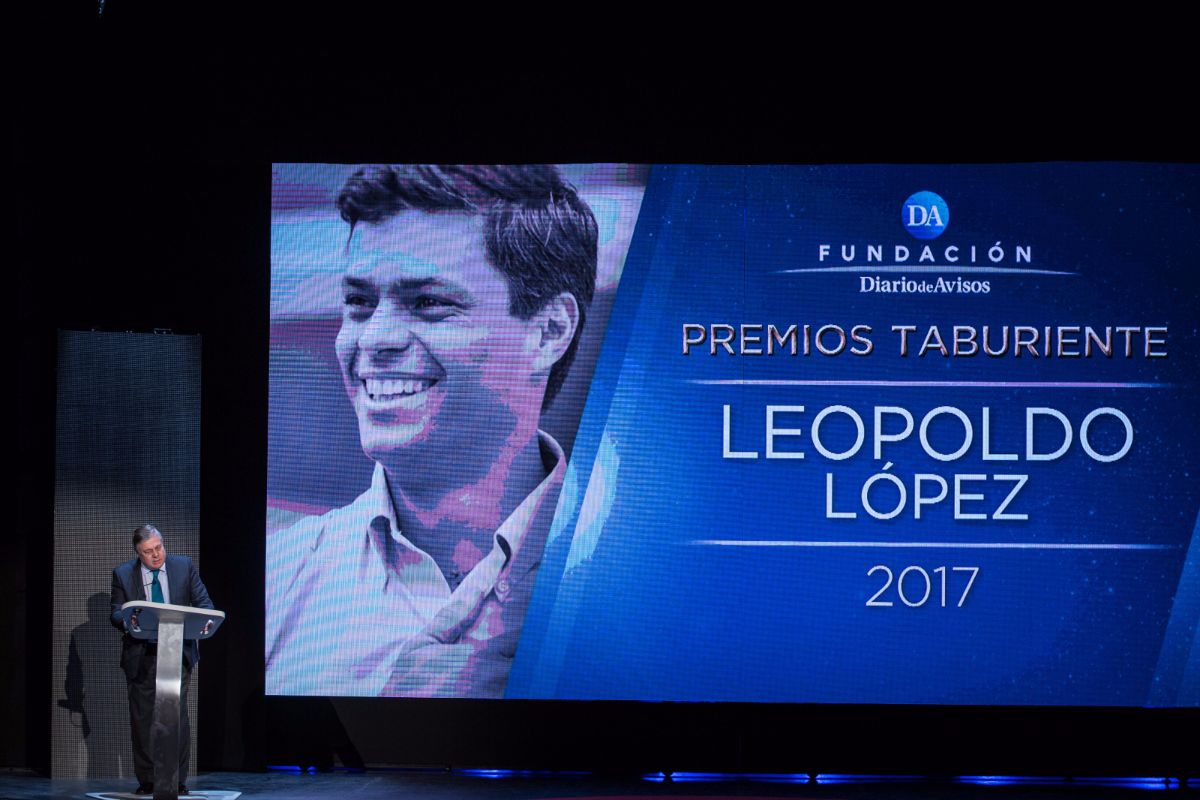 Leopoldo López Gil, padre de Leopoldo López, recoge el premio Taburiente en nombre de su hijo | Foto: Andrés Gutiérrez