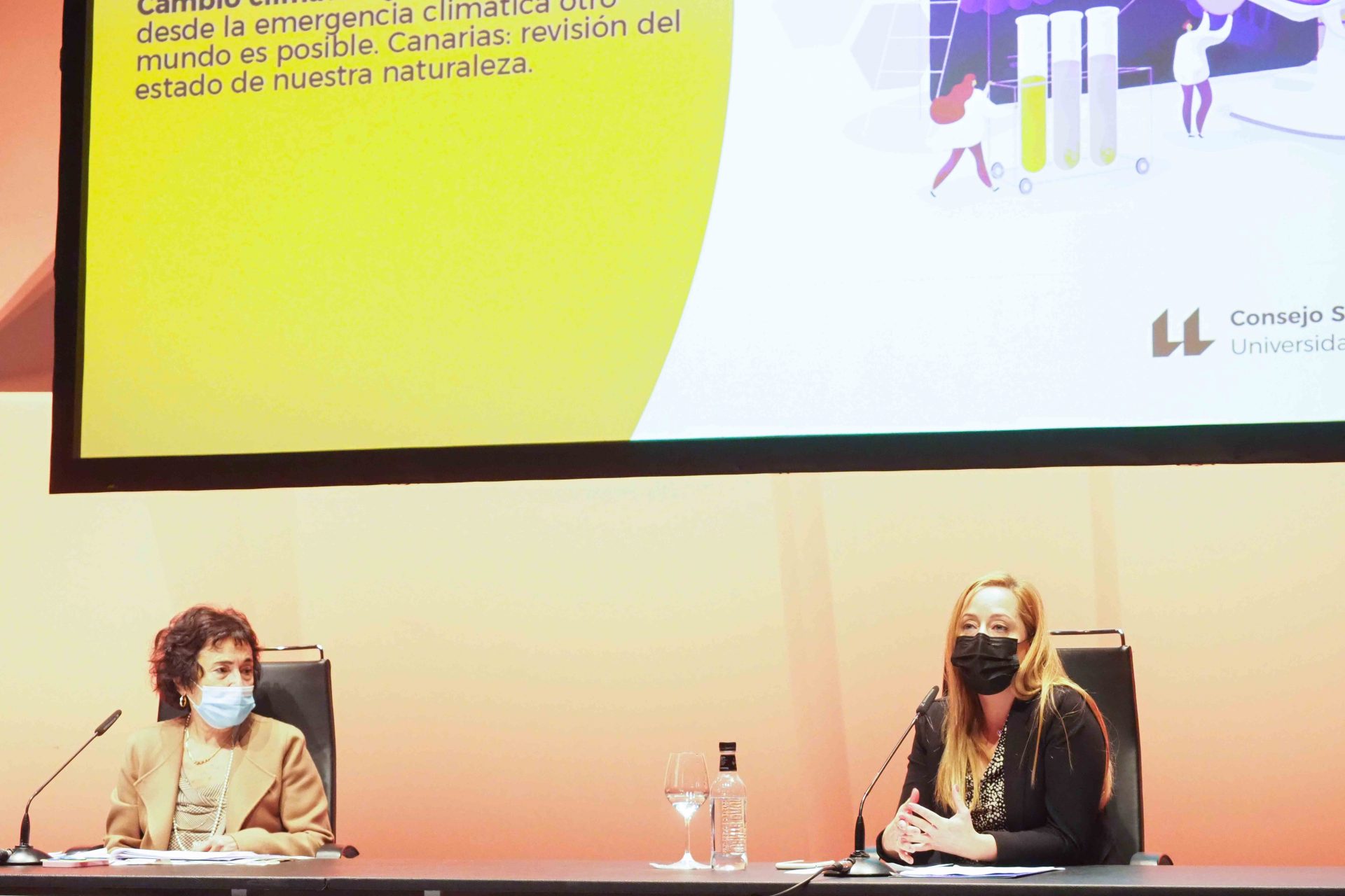 La directora de Proyectos de la Fundación de DIARIO DE AVISOS, Priscila González (derecha), durante su charla ayer en el Auditorio de Tenerife, acompañada por la presidenta del Consejo Social de la ULL, María Dolores Pelayo | SERGIO MÉNDEZ