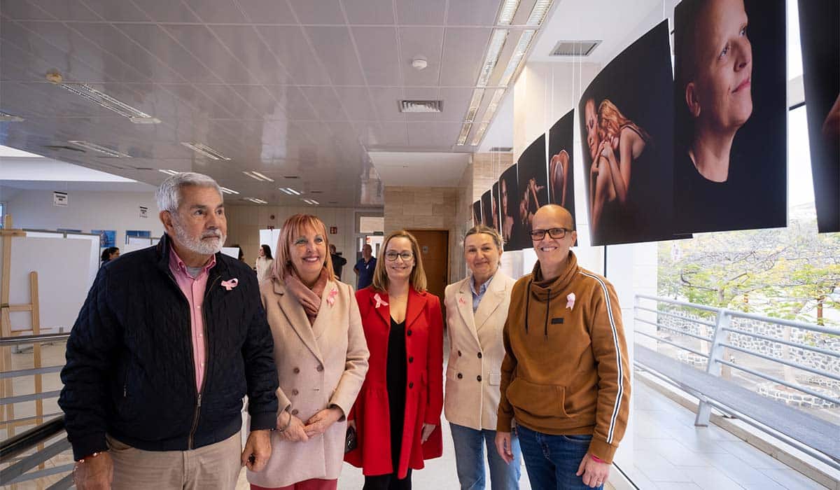 Adeje acoge la exposición 'Bold' que retrata la belleza y el valor de las mujeres con cáncer de mama. | Fran Pallero